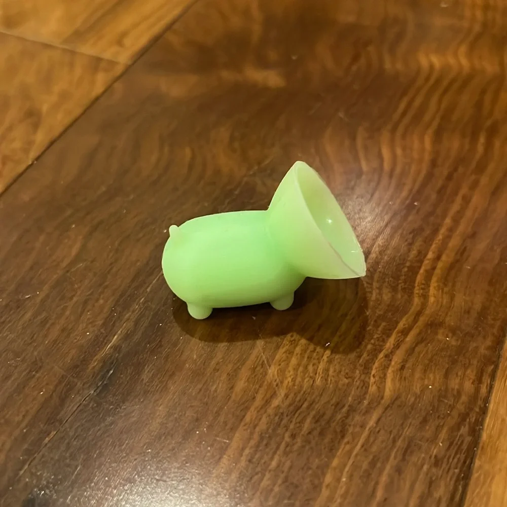 Piggy suction cup phone prop stand